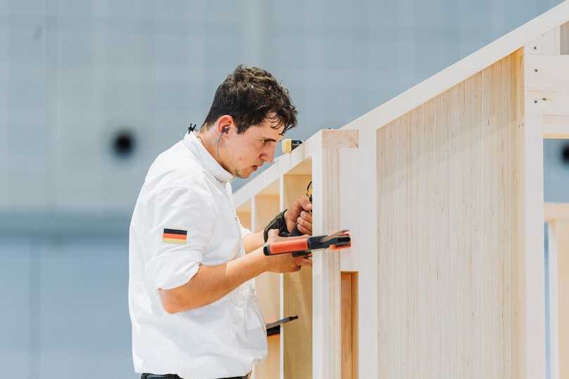 Volle Konzentration bei Zimmerer Florian Dorer bei den World Skills 2026. | Foto: Hoeselbarth/ZDB