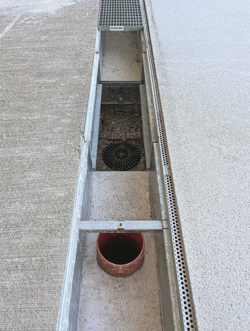 Beim Überschreiten des Wasserhöchststandes wird über oben offene senkrechte Rohrstutzen automatisch in ein separates Rohrsystem entwässert. | Foto: BG-Graspointner