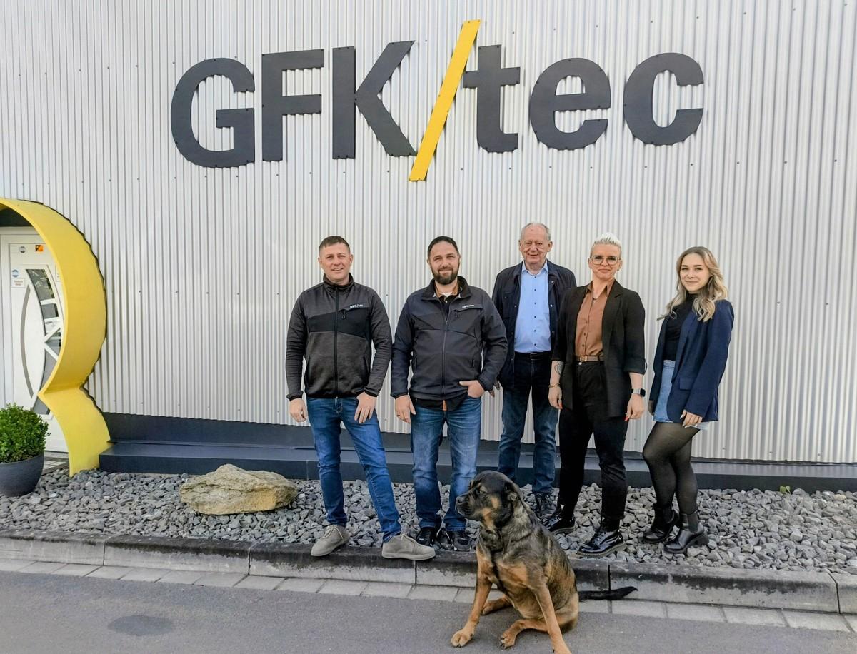 V.l.: Geschäftsführer Torsten Hund, Projektleiter Oliver Claus, Chemiker Reinhard Grünewald, Juliane Braun (Büroleiterin), Alina Böhm (kaufm. Sachbearbeiterin) | Foto: B_I/Valdix V.l.: Geschäftsführer Torsten Hund, Projektleiter Oliver Claus, Chemiker Reinhard Grünewald, Juliane Braun (Büroleiterin), Alina Böhm (kaufm. Sachbearbeiterin) | Foto: B_I/Valdix