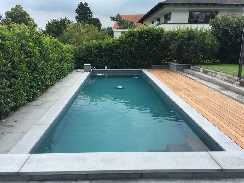Ein Quellstein am Rand des neuen Living Pools ergänzt die Einlaufdüsen. Die Poolreinigung übernimmt ein Roboter. | Foto: Egli Jona / Biotop Ein Quellstein am Rand des neuen Living Pools ergänzt die Einlaufdüsen. Die Poolreinigung übernimmt ein Roboter. | Foto: Egli Jona / Biotop