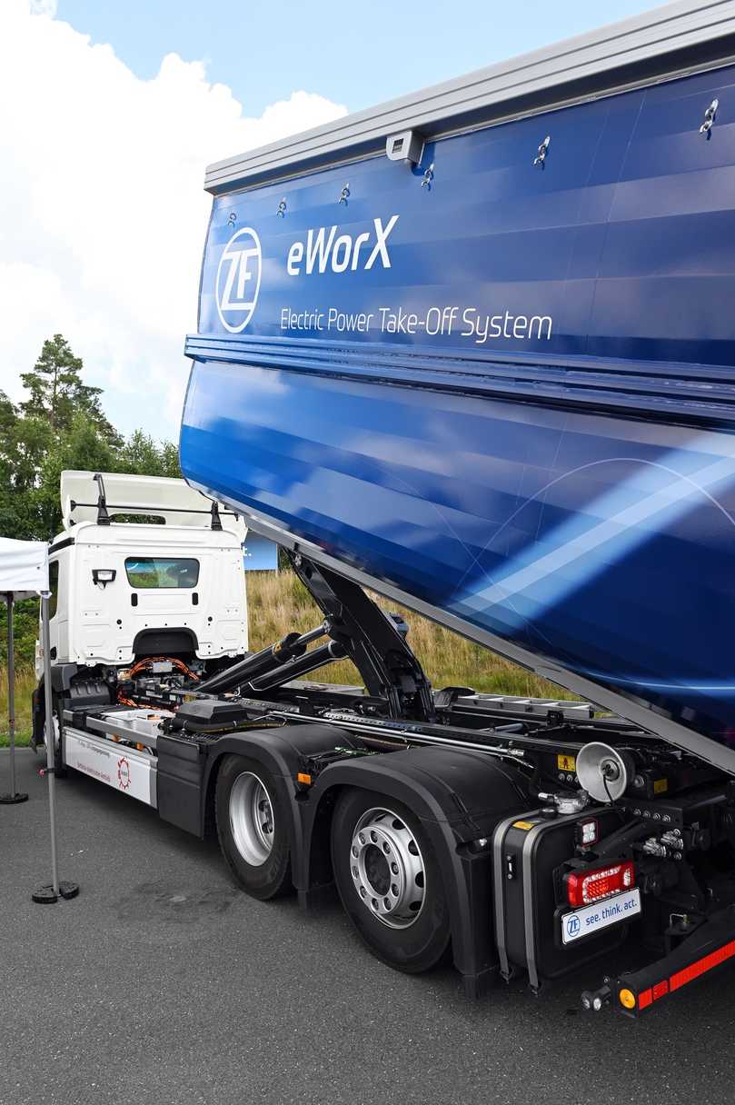 Der vollelektrische Kipper-Nebenantrieb eWorX sitzt nun im Lkw-Chassis. | Foto: QUATEX Der vollelektrische Kipper-Nebenantrieb eWorX sitzt nun im Lkw-Chassis. | Foto: QUATEX