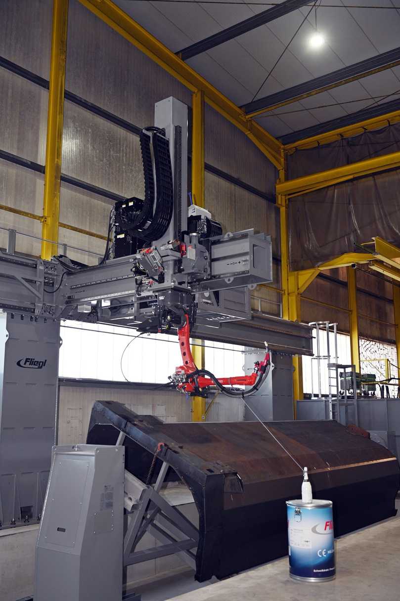 Neue Schweißroboter im Werk 2 sollen die Effizienz und die Qualität beim Fertigen der Kippmulden nochmals erhöhen. | Foto: FH