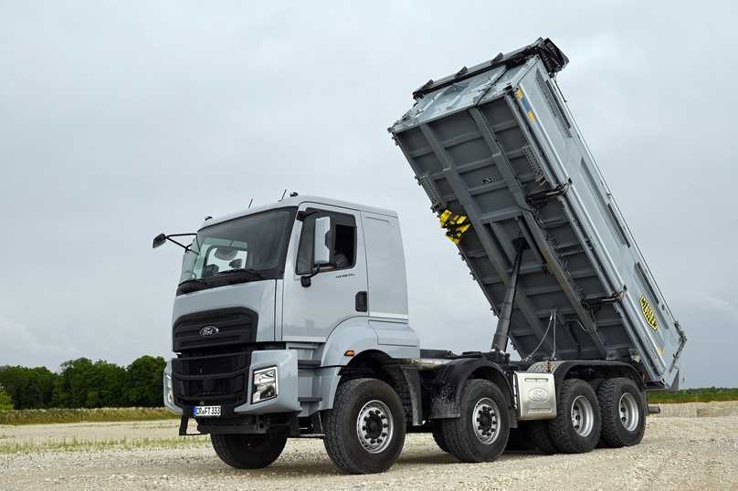 Die Trigenius D421-Kippbrücke lässt sich bequem vom Fahrerplatz aus bedienen. Die Bordmatik links erleichtert das seitliche Abkippen. | Foto: QUATEX