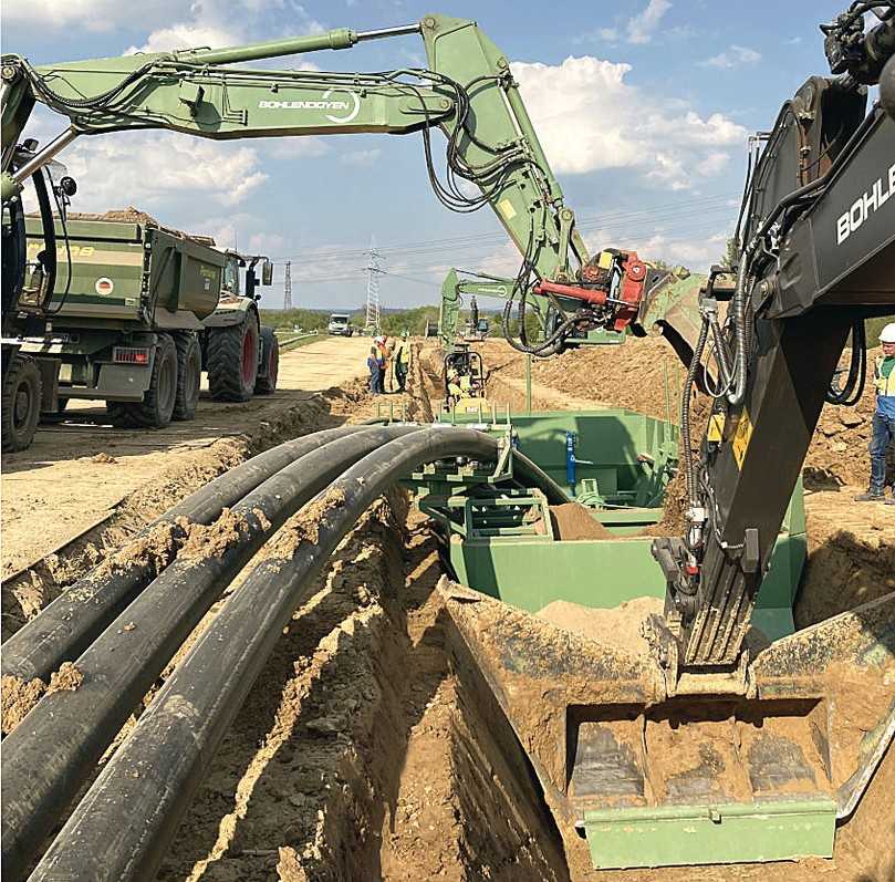 Der Schlitten wird im Rohrgraben mit einem Bagger der 25-Tonnen-Klasse gezogen | Foto: Doyen & Bau Der Schlitten wird im Rohrgraben mit einem Bagger der 25-Tonnen-Klasse gezogen | Foto: Doyen & Bau
