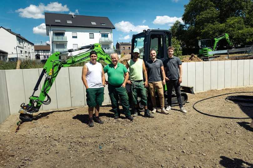 Auf der Baustelle: Maxe und Christof Lange (von links) mit zwei Mitarbeitern aus ihrem GaLaBau-Team sowie Fabian Bodenmüller aus dem Kiesel-Produktmanagement. | Foto: Kiesel