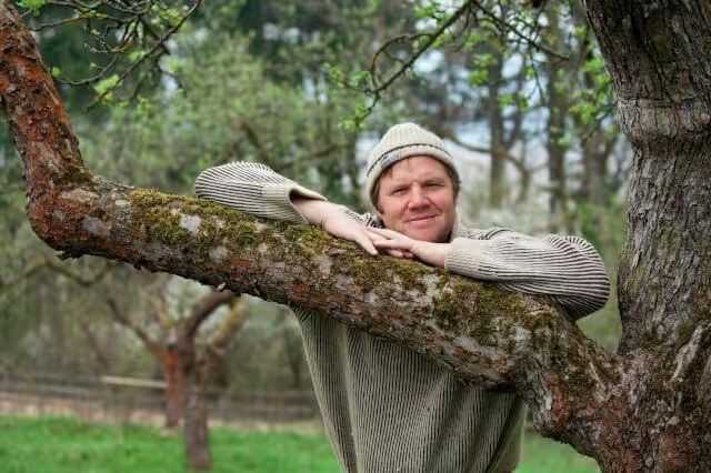 Zum Autor: Michael Grolm (Dipl.-Ing. agr.) ist Berufsimker und Leiter der Obstbaumschnittschule mit Sitz in Erfurt. Er bietet Einführungskurse, Obstbaumkletterkurse, Agroforstkurse, Baumwartausbildungen und Alleebaumschnittkurse an. Zurzeit schreibt er an seinem Buch „Obstbaumschnitt Schritt für Schritt“, das bereits jetzt vorbestellt werden kann. | Foto: Linda Huber