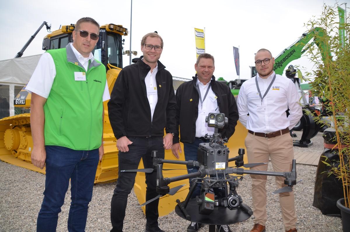 Mit Drohne DJI Matrice (v.l.): Björn Poost, Einsatzberater für Sennebogen, Thomas Schlüter jr., Produktleiter Digitale Baustelle bei Schlüter Baumaschinen, Ingo Mittelbach, Vertrieb für Komatsu und Sennebogen, sowie Konstantin Rohrberg von G-Tec Positioning. | Foto: B_I/Budde