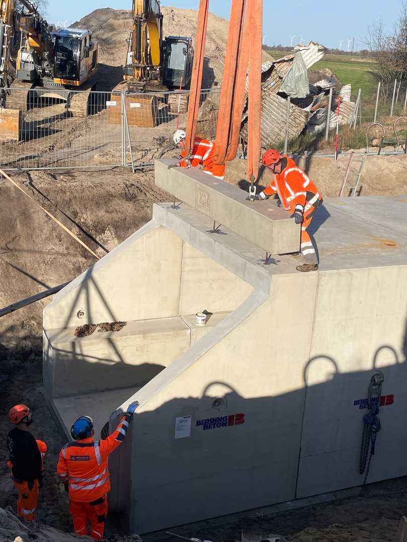 Montage eines Endrahmens mit Kopfbalken, der dem Ein- bzw. Auslauf dient. | Foto: Berding Beton GmbH