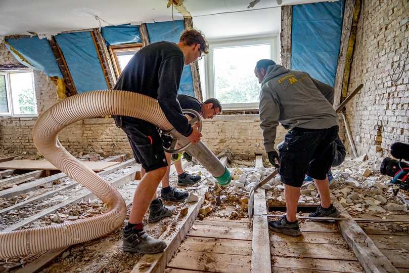 Das Gemisch aus Lehm und Ziegeln wird über den Saugschlauch des Dino12 aufgenommen und direkt in den Behälter des Saugbaggers gesaugt. | Foto: MTS Mobile Tiefbau Saugsysteme GmbH Das Gemisch aus Lehm und Ziegeln wird über den Saugschlauch des Dino12 aufgenommen und direkt in den Behälter des Saugbaggers gesaugt. | Foto: MTS Mobile Tiefbau Saugsysteme GmbH