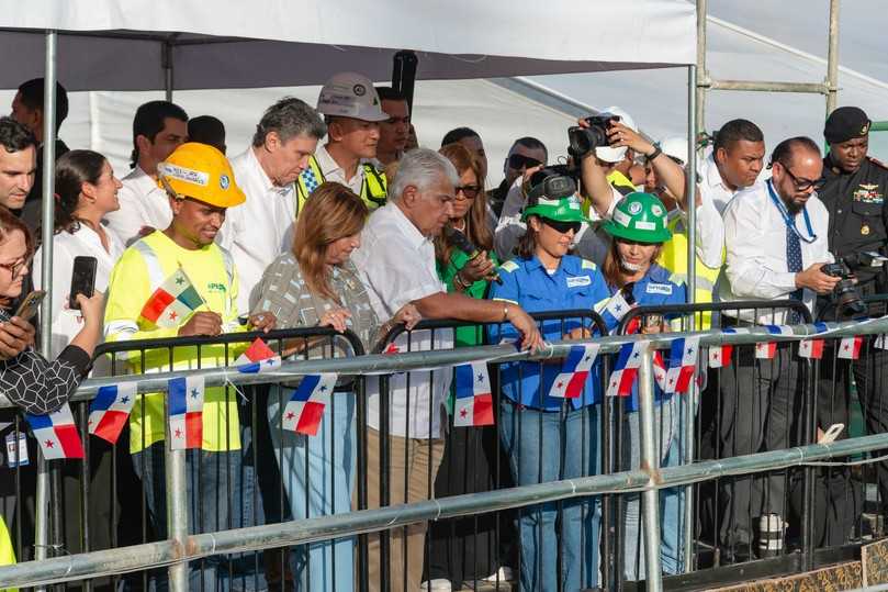 Der Präsident von Panama, José Raúl Mulino (vorne in der Mitte), erlebte am 2. Februar 2026 den Durchbruch der Herrenknecht-XXL-TBM. | Foto: Herrenknecht