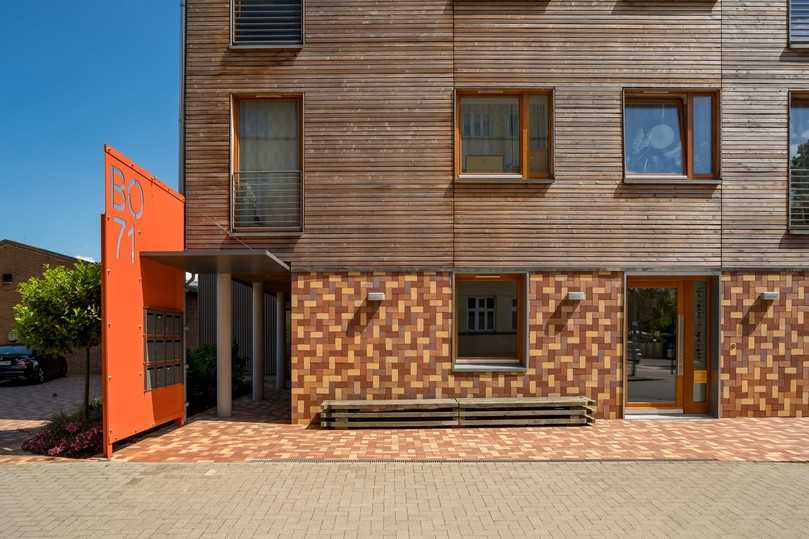 Ungewöhnliche Lösung an einem Mehrgenerationenhaus in Schwerin: Die Fassade im Erdgeschoss wurde mit den gleichen Vandersanden-Klinkern im Pflasterverband verkleidet wie die Außenflächen. | Foto: Vandersanden Ungewöhnliche Lösung an einem Mehrgenerationenhaus in Schwerin: Die Fassade im Erdgeschoss wurde mit den gleichen Vandersanden-Klinkern im Pflasterverband verkleidet wie die Außenflächen. | Foto: Vandersanden