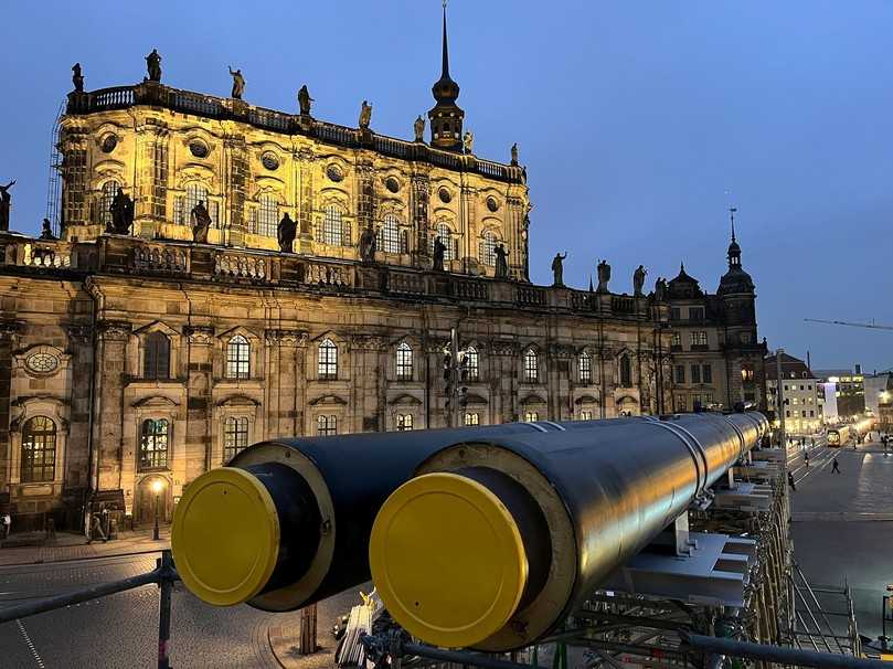 Arbeiten vor beeindruckender Kulisse: Die Kunststoffmantelrohre DN 400 wurden auf dem Theaterplatz im Umfeld der Dresdner Hofkirche und der Semperoper an das bestehende Fernwärmenetz angeschlossen. | Foto: Ludwig Pfeiffer Hoch- und Tiefbau