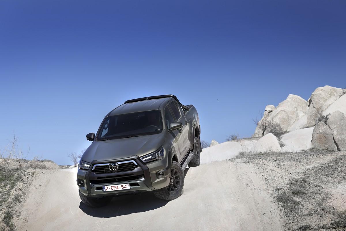 Den Toyota Hilux Mild-Hybrid mit 48-V-Technik wird es ausschließlich als Doppelkabine mit 1,55 m langer Ladefläche geben. | Foto: Toyota