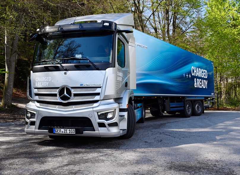 Der Mercedes eActros 300 als Sattelzugmaschine soll ab Herbst für Verteilerfahrten in City und Umland zu haben sein. | Foto: QUATEX Der Mercedes eActros 300 als Sattelzugmaschine soll ab Herbst für Verteilerfahrten in City und Umland zu haben sein. | Foto: QUATEX