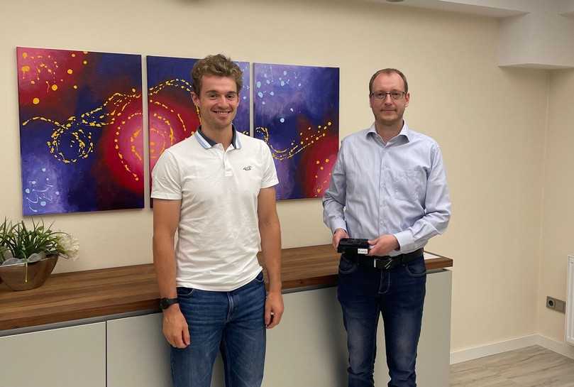 Zusammenkunft in den Räumlichkeiten der ISAS GmbH: Sebastian Brehme von e.SIC (rechts) präsentiert Marco Deubler (ISAS) die für den Einbau in TV-Inspektionsfahrzeuge vorgesehene Toolbox Sarida Edge | Foto: e.SIC/ISAS Zusammenkunft in den Räumlichkeiten der ISAS GmbH: Sebastian Brehme von e.SIC (rechts) präsentiert Marco Deubler (ISAS) die für den Einbau in TV-Inspektionsfahrzeuge vorgesehene Toolbox Sarida Edge | Foto: e.SIC/ISAS