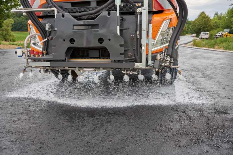 Parallel zum baulichen Ausbau lieferte das Unternehmen im Jahr 2025 mehrere neue Maschinenlösungen aus. Dazu zählen verschiedene Kalkmilch-Spritzeinheiten | Foto: Schäfer-Technic