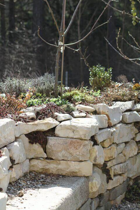 Diese Sitzgelegenheit wurde elegant in die Trockenmauer eingelassen 