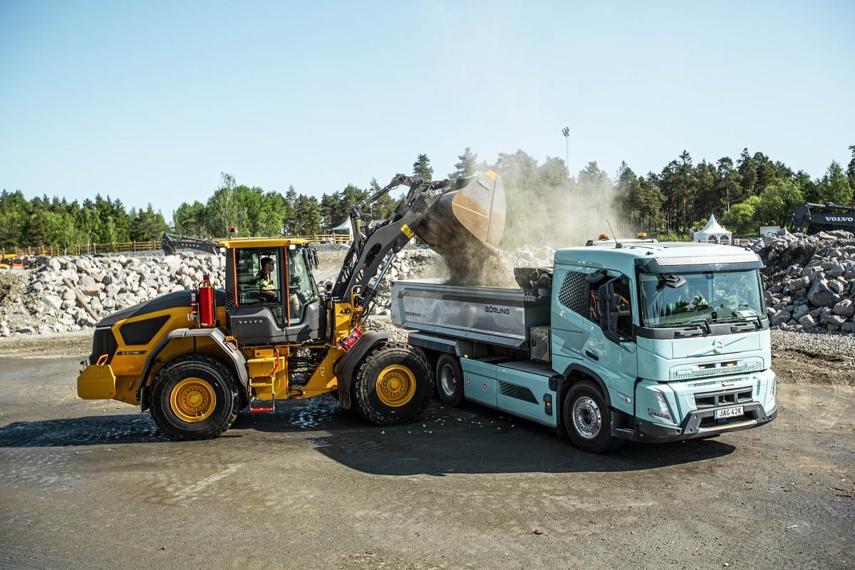 Nachhaltige Bauprozesse sind keine Zukunftsmusik mehr: Volvo CE zeigt mit dem vollelektrischen Ralader L90 Electric und einem batteriebetriebenen Bau-Lkw, was schon heute möglich ist. | Foto: Volvo CE Nachhaltige Bauprozesse sind keine Zukunftsmusik mehr: Volvo CE zeigt mit dem vollelektrischen Ralader L90 Electric und einem batteriebetriebenen Bau-Lkw, was schon heute möglich ist. | Foto: Volvo CE