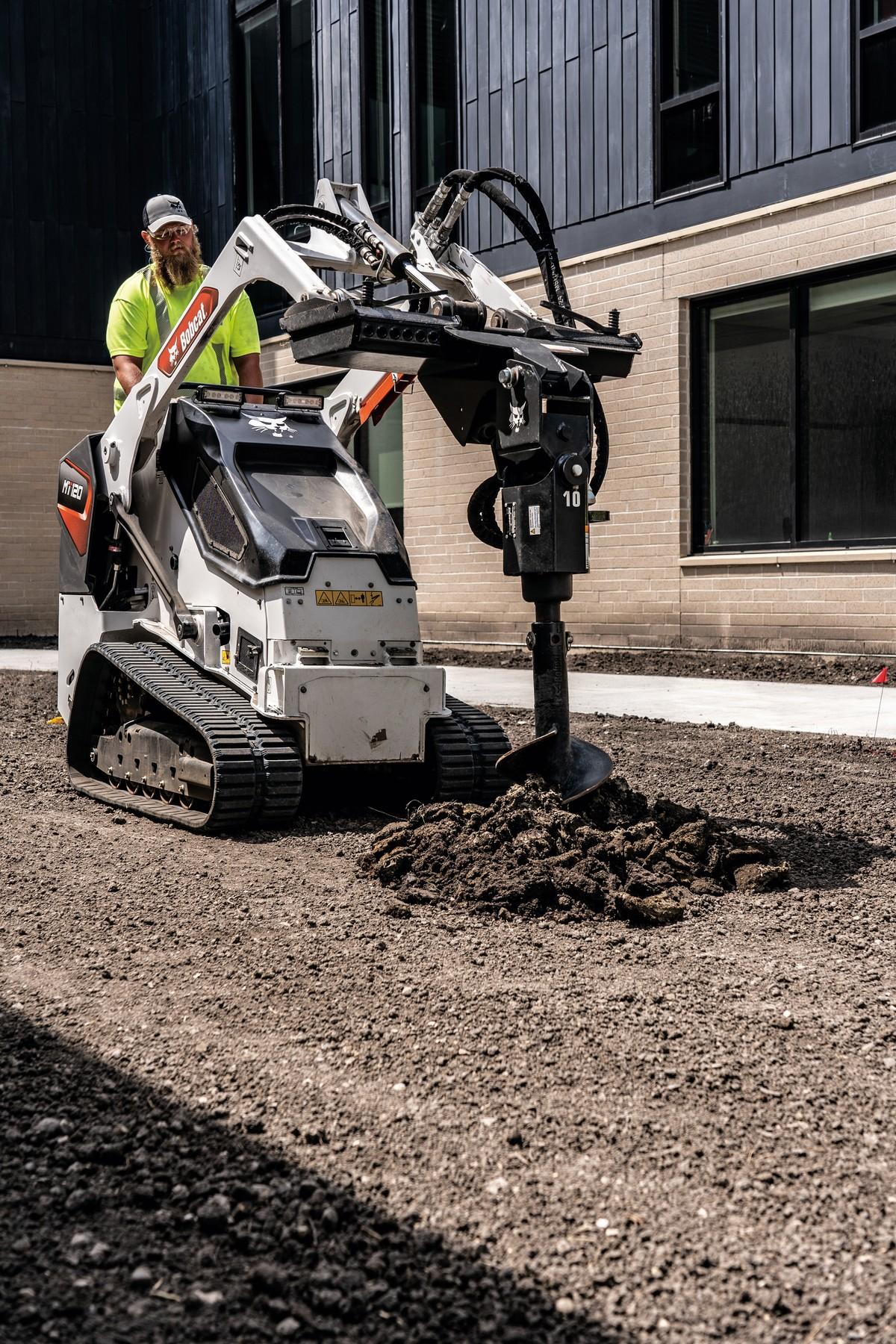 Mehr als 20 kompatiblen Anbaugeräte-Kategorien, bietet der neue Mini-Raupenlader MT120 von Bobcat. | Foto: Bobcat