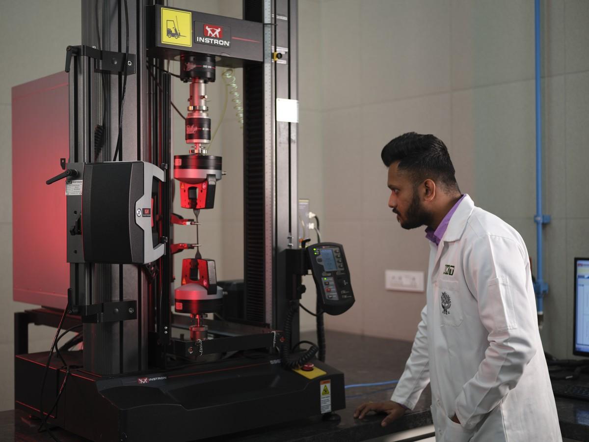 Im Labortest wird die Reißfestigkeit bzw. Dehnbarkeit von verschiedenen Gummimischungen untersucht. | Foto: BKT