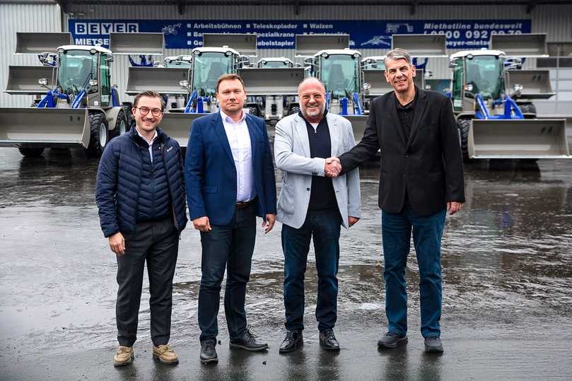 Feiern die Übergabe (v.l.): Friedrich Weyhausen (Atlas Weyhausen), David Flak (Michels Baumaschinen), Dieter Beyer (Beyer-Mietservice) und Niels Mansholt (Atlas Weyhausen). | Foto: Atlas Weyhausen