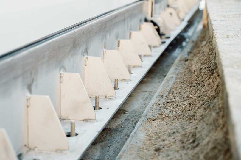 Eine Struktur aus Edelstahl AISI 316 festigt als Halterung die neue gläserne Schutzwand des Markusdoms und wird mit fischer Injekti-
onsmörtel FIS EM Plus zusammen mit FIS A Ankerstangen im Betonfundament verankert. | Foto: Alberto Chiggiato Eine Struktur aus Edelstahl AISI 316 festigt als Halterung die neue gläserne Schutzwand des Markusdoms und wird mit fischer Injekti-
onsmörtel FIS EM Plus zusammen mit FIS A Ankerstangen im Betonfundament verankert. | Foto: Alberto Chiggiato