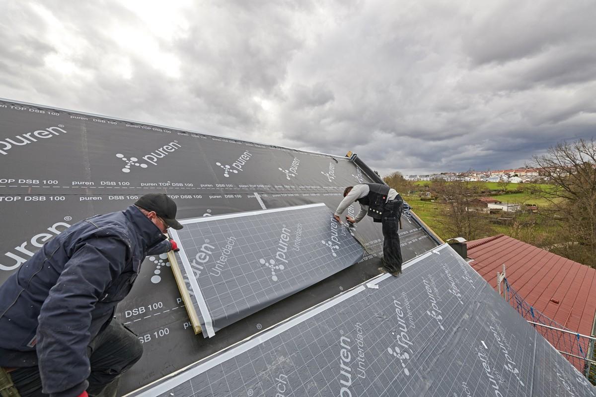 Für das Steildach-Dämmsystem puren Unterdach gibt es eine neue Unterdachbahn mit erhöhter Grammatur von 350 g/m². | Foto: Puren