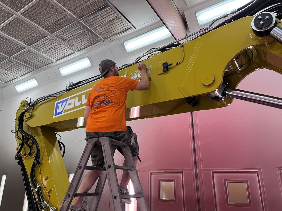 In einer Lackierkabine von Höcker Polytechnik wird aus dem Arbeitsgerät ein Kunstwerk. | Foto: Höcker Polytechnik