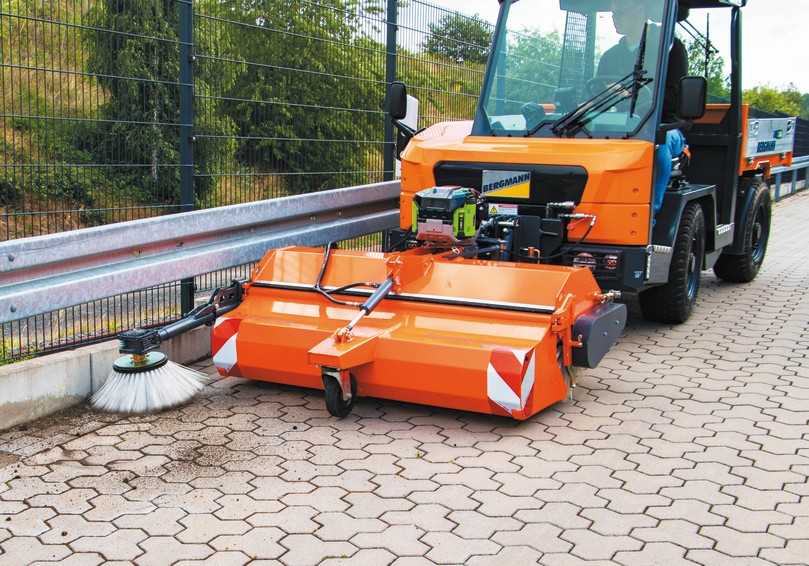 Die Sweezy 580 Dual E ist die erste Anbaukehrmaschine mit direktem elektrischem Antrieb für Hauptkehrwalze und Seitenkehrbesen | Foto: bema GmbH Maschinenfabrik