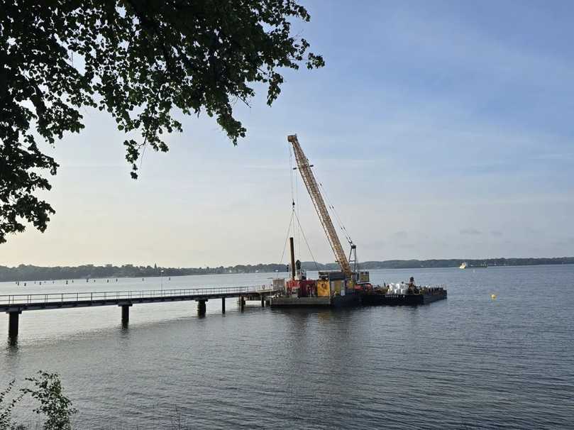 Die Betonsteine aus CO2-armen Beton und zwei Fischhotels wurden von einem Ponton aus sowie mit Unterstützung von Tauchern in die Ostsee eingelassen. | Foto: Holcim