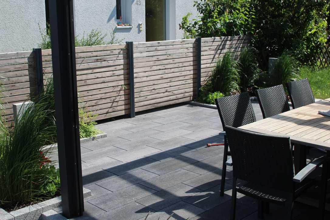 GaLaBau-Unternehmer Tobias Erb arbeitet mit den sichtschutzzäunen von Schraubenfrei GaLaBau-Unternehmer Tobias Erb arbeitet mit den sichtschutzzäunen von Schraubenfrei