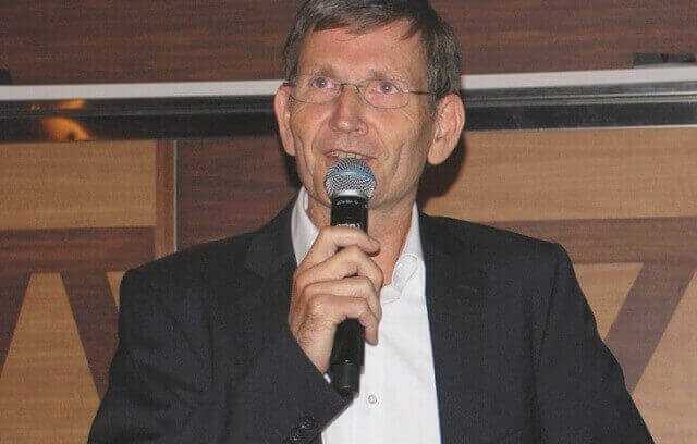 Dr. Werner Hunger begrüßte rund 100 Teilnehmer an Bord der Color Magic. Dr. Werner Hunger begrüßte rund 100 Teilnehmer an Bord der Color Magic.