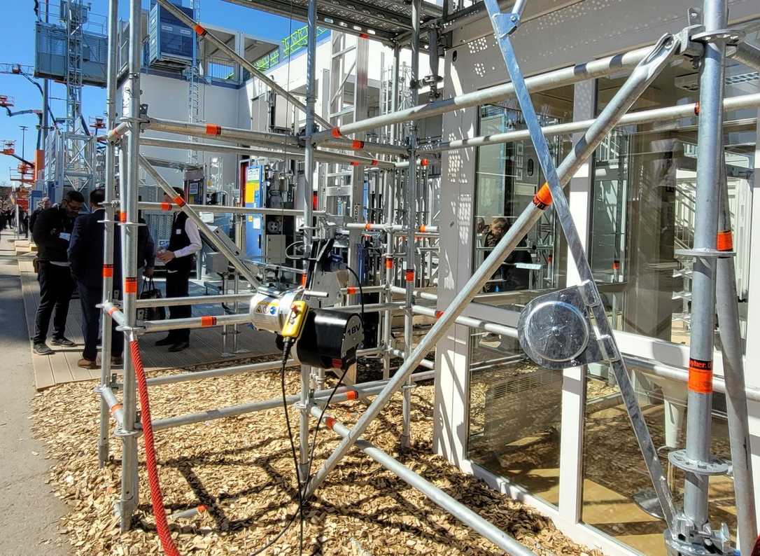 bauma 2025: Geda präsentiert ersten Akku-Seilaufzug