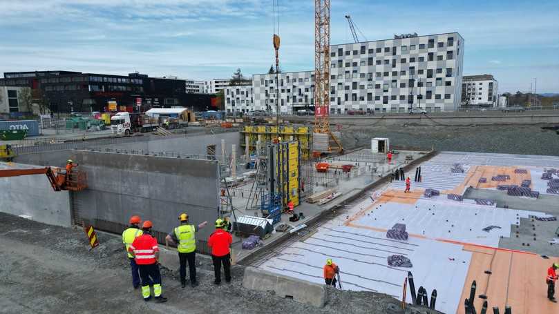 Bei einem Schulbauprojekt in Norwegen wurde ein stark klinkerreduzierter Beton mit der beheizbaren Schalung eingesetzt, die bei geringen Temperaturen für eine zusätzliche Frühfestigkeit sorgt. | Foto: Doka Bei einem Schulbauprojekt in Norwegen wurde ein stark klinkerreduzierter Beton mit der beheizbaren Schalung eingesetzt, die bei geringen Temperaturen für eine zusätzliche Frühfestigkeit sorgt. | Foto: Doka