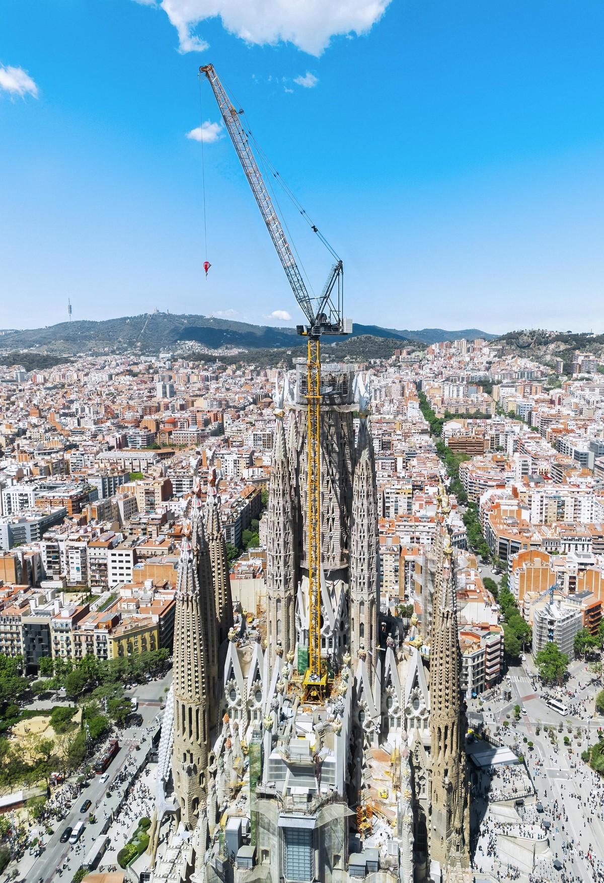 Der Liebherr-Verstellauslegerkran 710 HC-L 32-64 Litronic musste in 54 Metern Höhe montiert werden. | Foto: Liebherr Der Liebherr-Verstellauslegerkran 710 HC-L 32-64 Litronic musste in 54 Metern Höhe montiert werden. | Foto: Liebherr