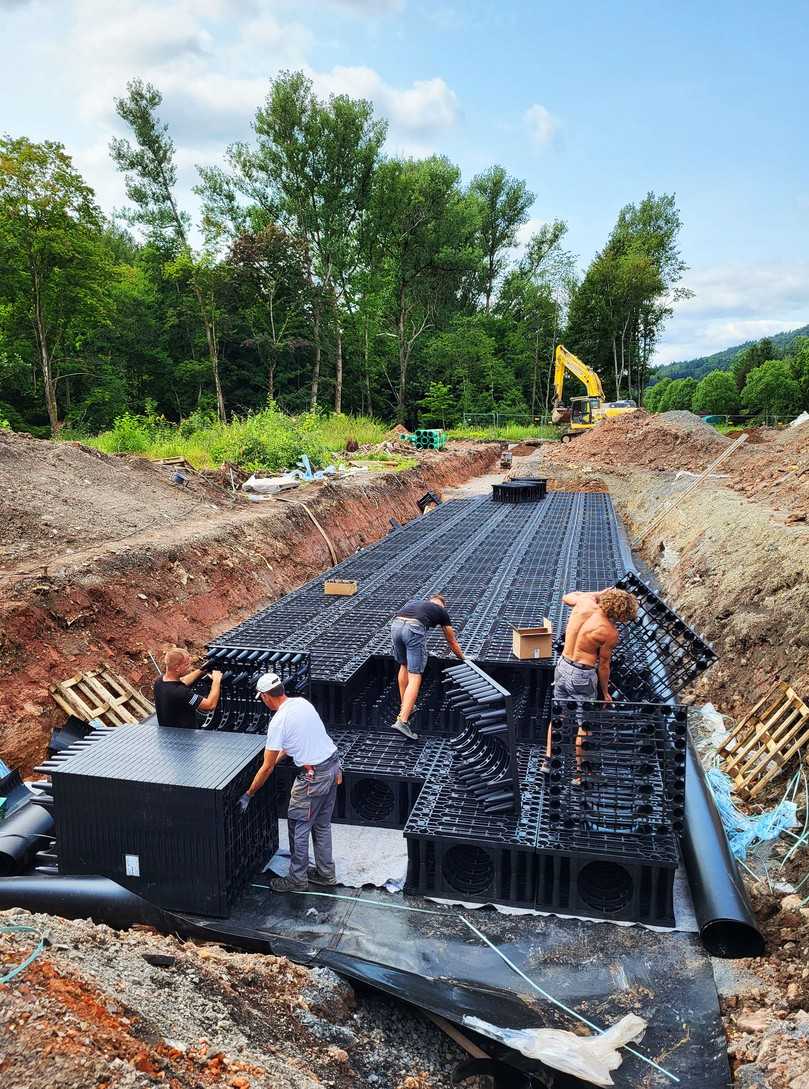 Lage für Lage entsteht ein enormer Regenwasserspeicher im Untergrund – zum Schutz der Wohnsiedlung bei Starkregenereignissen bzw. kontrollierten Einleitung des gereinigten Wassers in das Grundwasser. | Foto: Birco Lage für Lage entsteht ein enormer Regenwasserspeicher im Untergrund – zum Schutz der Wohnsiedlung bei Starkregenereignissen bzw. kontrollierten Einleitung des gereinigten Wassers in das Grundwasser. | Foto: Birco