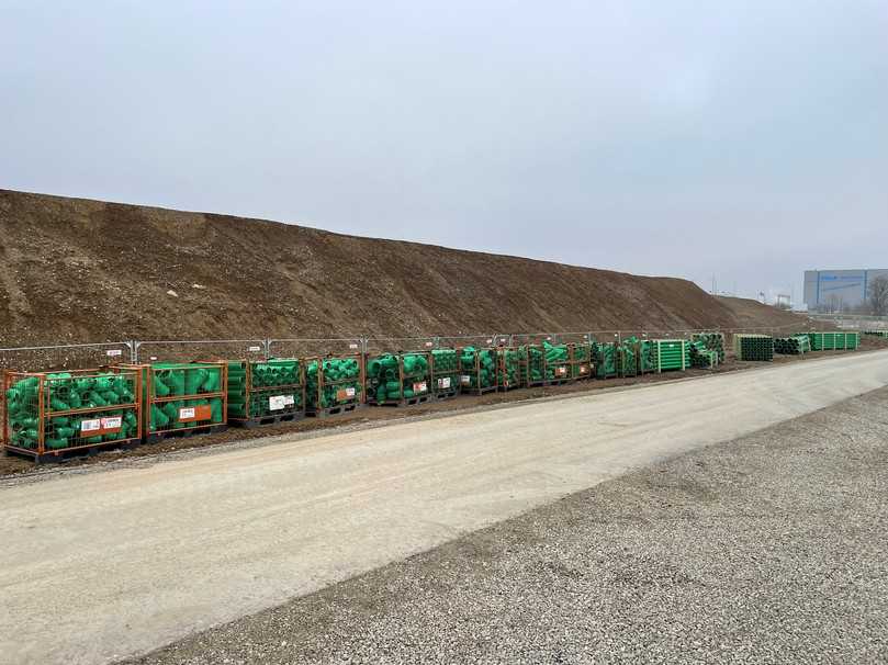 Gelieferte KG2000-Rohre warten auf ihren Einbau auf dem Klinikgelände. | Foto: Ostendorf Kunststoffe Gelieferte KG2000-Rohre warten auf ihren Einbau auf dem Klinikgelände. | Foto: Ostendorf Kunststoffe