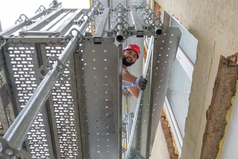 Dank der lösungsbezogenen Bauteile für Höhenausgleiche können Aus- und Einstiegsbereiche an verschiedene Höhen angepasst werden – bis zu zwei Stufen ohne zusätzliche Stielreihe. | Foto: PERI Deutschland