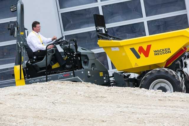 Kunden und Händler konnten in Hörsching zum ersten Mal auch die neuen „dual view“-Raddumper von Wacker Neuson testen. | Foto: Wacker Neuson