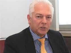 Vertriebsleiter Christoph Lausch: „Wir verstehen uns als Vermietdienstleister mit eigenem großen Mietpark mit Service wie Reinigung und Transport.“ Vertriebsleiter Christoph Lausch: „Wir verstehen uns als Vermietdienstleister mit eigenem großen Mietpark mit Service wie Reinigung und Transport.“