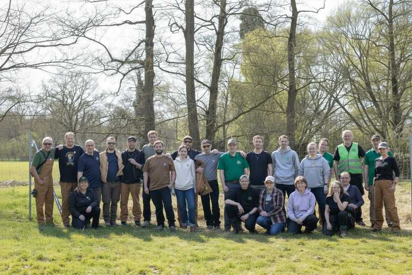 Dieses Team hat in Quickborn in Schleswig-Holstein einen "Tiny Forest" gepflanzt: Mitarbeitende von Carhartt und Citizens Forests. | Foto: Carhartt