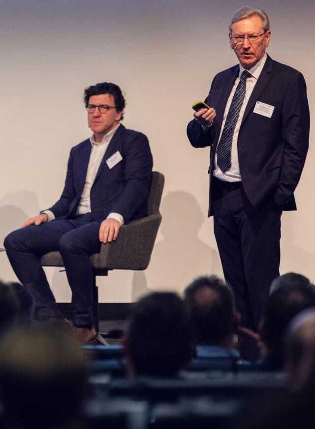 Zwei, die sich für umweltfreundliche Baumaschinen engagieren: Rudolf Ellensohn (rechts), Leiter des Geschäftsbereichs Verbren- nungsmotoren bei der Liebherr Components Biberach GmbH, und Felix von Borck, Vertriebsleiter des Batterieherstellers Akasol AG.