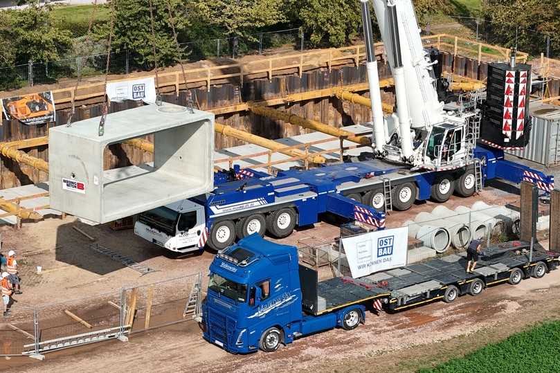 Mit einem Mobilkran wurden die 37 Tonnen schweren Einzelrahmen in die Baugrube gehoben. | Foto: Peter Gercke Mit einem Mobilkran wurden die 37 Tonnen schweren Einzelrahmen in die Baugrube gehoben. | Foto: Peter Gercke