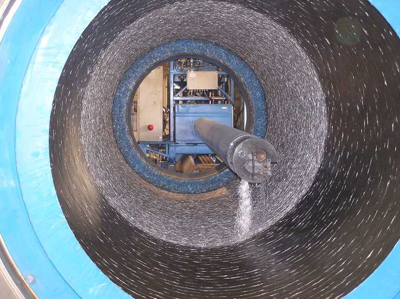 Bei der Herstellung von GFK-Rohren in der Amiblu Hobas Technologie (Schleuderverfahren) werden
am Firmenstandort Trollenhagen im Rahmen eines Recyclingverfahrens Produktionsabfälle
in den eigenen Produktionsablauf zurückgeführt. | Foto: Amiblu Germany GmbH