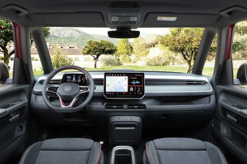 Das große Panoramadach lässt sich von transparent auf blickdicht umschalten und verwandelt den Stromer in einen „Samba Bus“ der Neuzeit. | Foto: BH Das große Panoramadach lässt sich von transparent auf blickdicht umschalten und verwandelt den Stromer in einen „Samba Bus“ der Neuzeit. | Foto: BH