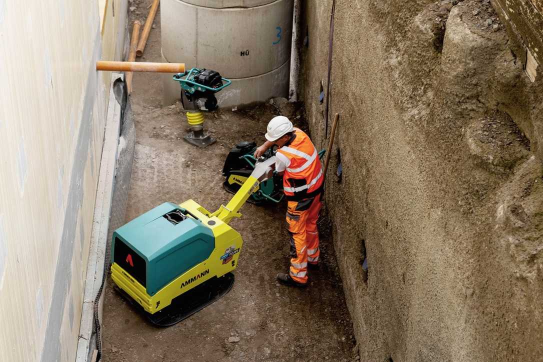 Ammann Akku-Rüttelplatte eAPH 70/95 verdichtet Graben an der Uni Jena Ammann Akku-Rüttelplatte eAPH 70/95 verdichtet Graben an der Uni Jena
