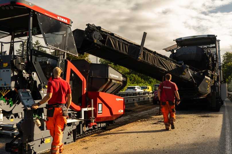 Der Dynapac XD25 110C im Ersteinsatz bei Flensburg: das Kemna-Team ist sehr angetan von dem neuen Fertiger. | Foto: Dynapac Der Dynapac XD25 110C im Ersteinsatz bei Flensburg: das Kemna-Team ist sehr angetan von dem neuen Fertiger. | Foto: Dynapac