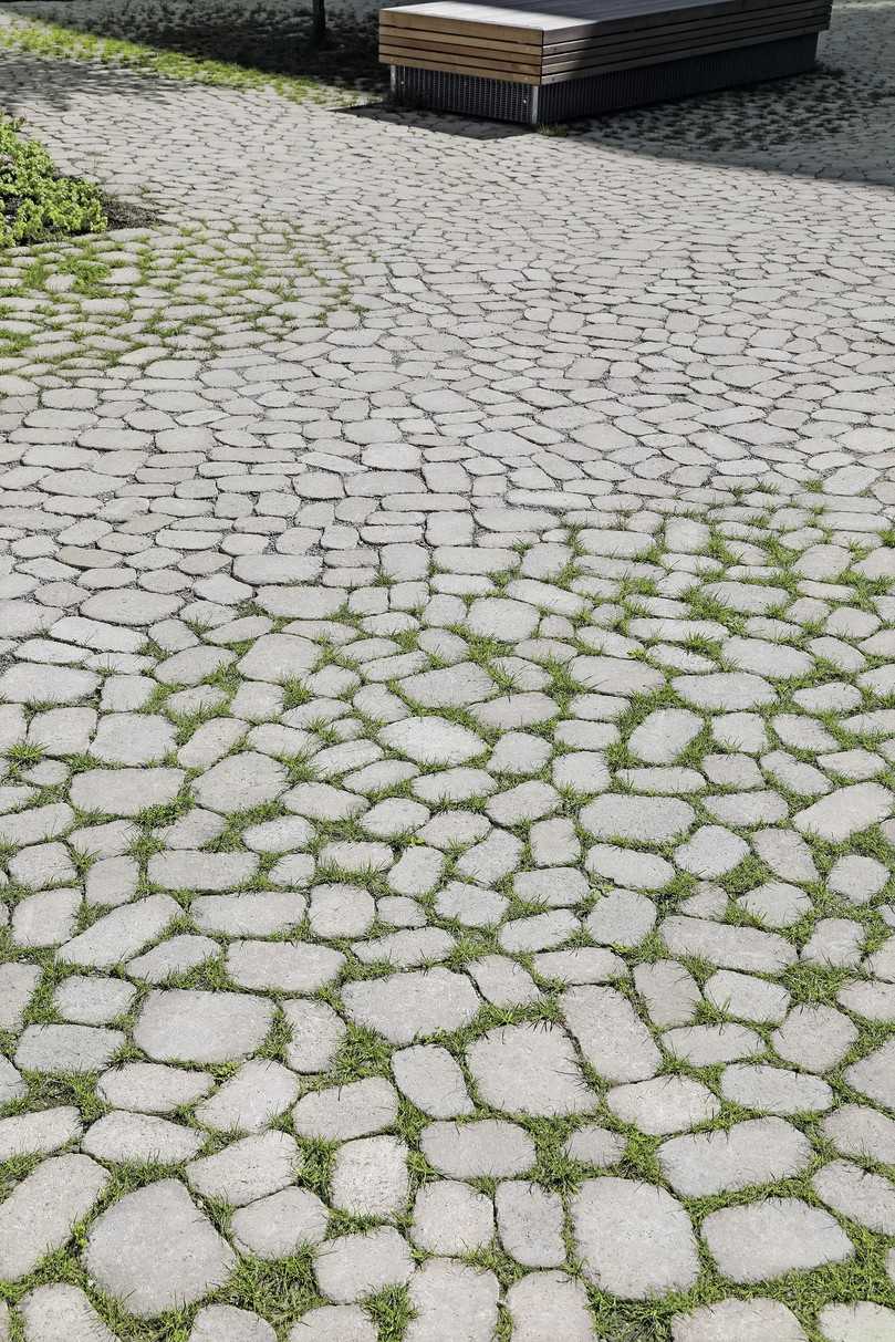 Vegetationsfugensteine „Arena" bieten durch die variable Handhabung der Abstandsnocken drei unterschiedliche Fugenbreiten. | Foto: Braun-Steine Vegetationsfugensteine „Arena" bieten durch die variable Handhabung der Abstandsnocken drei unterschiedliche Fugenbreiten. | Foto: Braun-Steine