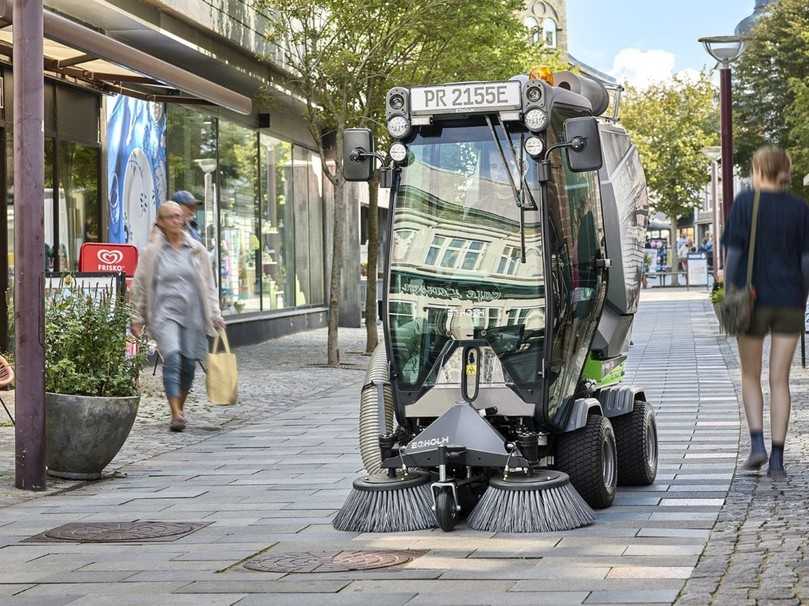 Eine Kehrmaschine für Straßen: Für das kompakte Elektro-Kommunalfahrzeug gibt es verschiedene Anbaugeräte. | Foto: Egholm