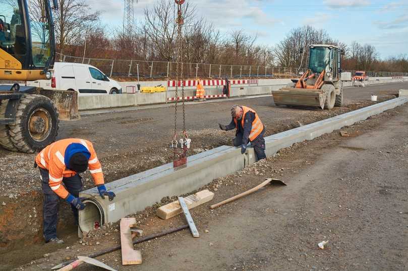Der Einbau der Betonfertigteile funktionierte reibungslos. | Foto: Hans Rinniger u. Sohn GmbH u. Co. KG